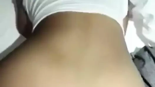 Pinay sürtük yüksek sesle inleyerek sert sikiliyor