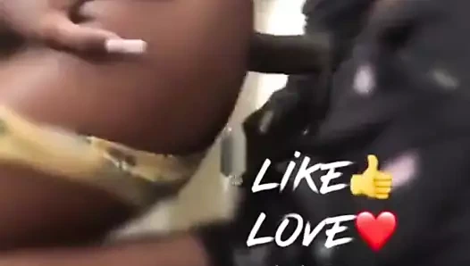 Üvey kız kardeşini banyoda sikiyor