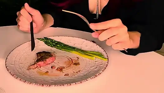 Seninle akşam yemeği. Kuşkonmaz ile biftek