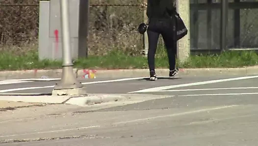 bacak bacak üstüne atarak yürümek