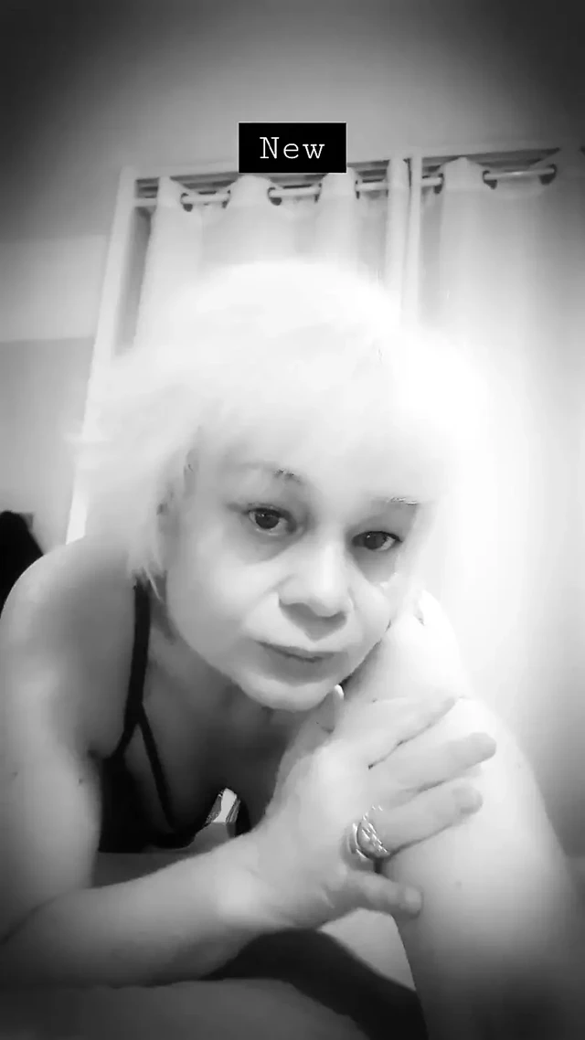 Merhaba, benim adım Sophie, 47 yaşındayım ve seksi seviyorum, özellikle anal seks.