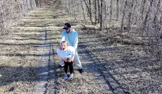 Orta yaşlı seksi kadın dışarıda sikiliyor ve ardından bir dron