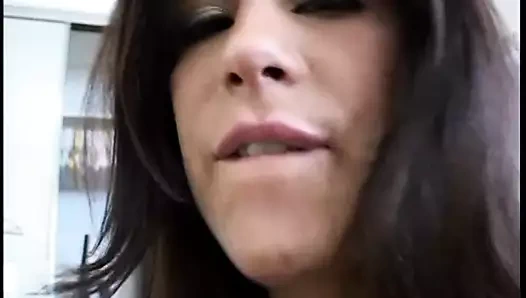 Kamera adam onun sert aletini emdikten sonra bir esmerin kıçına yükünü darbeler