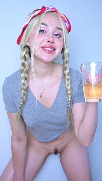 Обязательный для обмена момент из "первый раз описали! Много моча на моем лице, писсинг в мой рот! Огромный золотой дождь любительского видео"