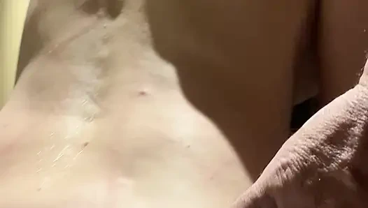 Lara banyoda