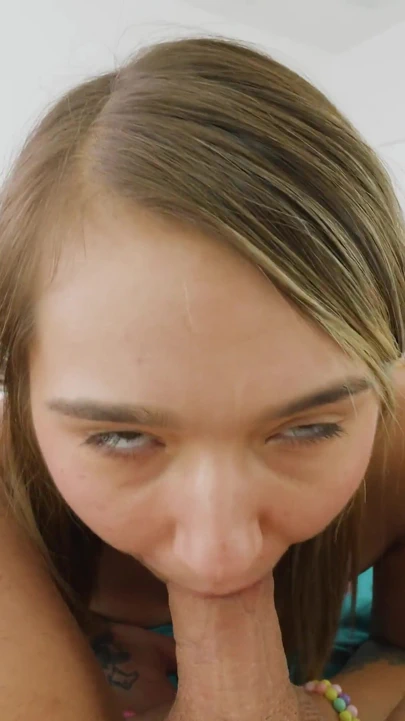 Üvey kızım mia kay yalamayı seviyor