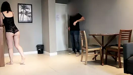 Pizza evime teslim edildi ve bahşişi bir oral seks ve göğsüne boşalma ile ödedim.