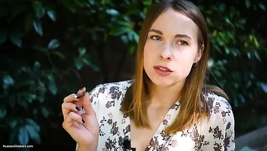 Evgeniya güçlü sigara içiyor
