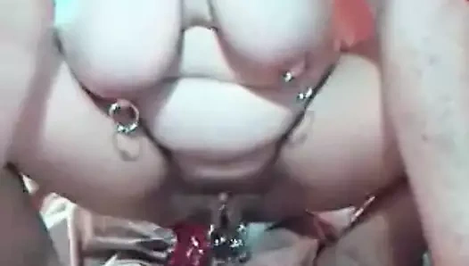 Büyük kedi ve meme ucu halka piercing ile deldi milf