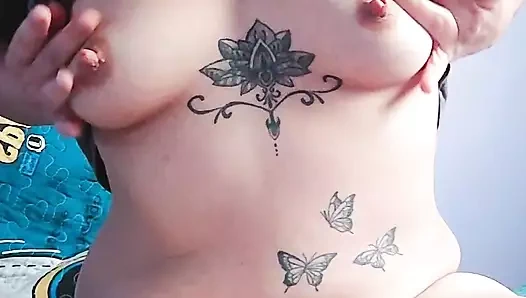 Evde yalnız başına kendine dokunuyor