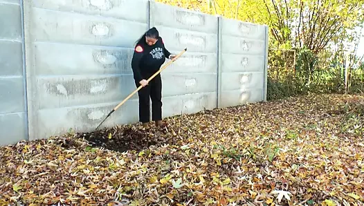 Sevimli busty komşu mahalleden genç adamı baştan çıkarır ve sert ve güçlü onunla sikikleri