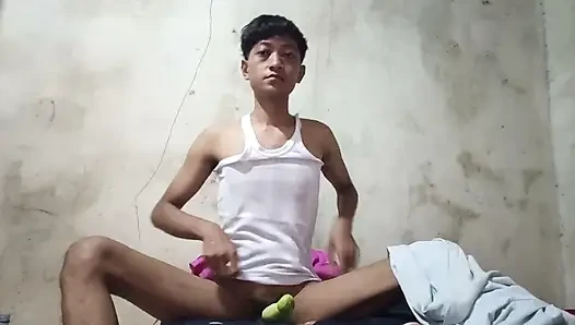 Jujut'un solo oynadığı, hıçramış salatalıklarla oynadığı ifade