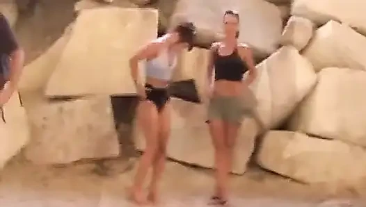 İki Alman lezbiyen birbirlerini nasıl parmaklayacaklarını gösteriyor