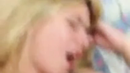 sarışın kız koyar külot için yan ve karşılıyor horoz