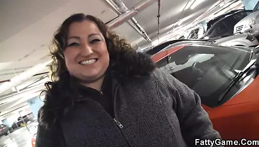 Büyük göbekli şişman onu oyun için baştan çıkarıyor