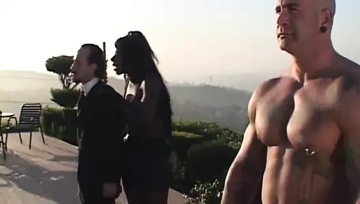 Büyük memeli seksi zenci kız siyah ve beyaz çift götten sikişiyor... ağzına boşalma