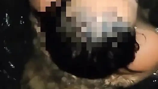 Gece yarısı en iyi arkadaşının karısıyla yatağa girdikten sonra sıska bir şekilde için dışarı çıkıyor