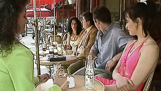 Klasik Alman kızlar anal grup seks için barda sikiliyor