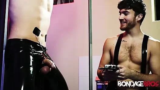 BondageBros Oliver Marx Carter Collins'in altında inliyor şok azdırıyor