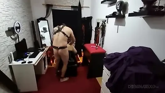 Esmer orta yaşlı seksi kadın lateks içinde maskeli köleyi domine ediyor