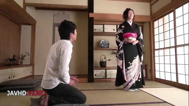 Ateşli Asyalı kimono hatun ateşli seks seansı öncesi sakso çekiyor