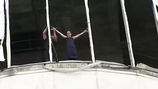 Esaret ile küçücük Alman kız içinde kamu çıplak