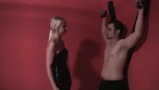 Asılıp tokatlanıyor