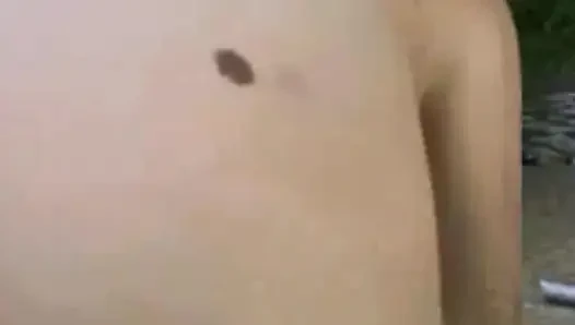 Brandon'ın havuz kenarında ıslak hareketi