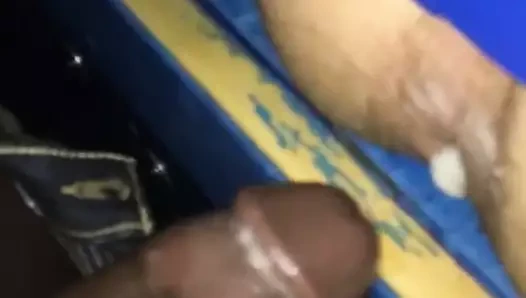 Büyük zenci yarağı önceden yüklenmiş götü sikiyor