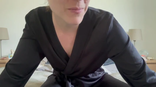 Çok ateşli iç çamaşırlı 31 çekmeni yönlendiren yaramaz ve seksi Fransız kız