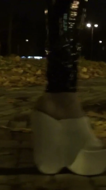Travesti lateks tayt ve çok yüksek beyaz kamalarla sokakta yürüyor | Klip 1