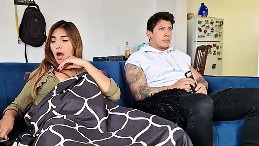 Azgın orta yaşlı seksi kadın seks makinesini yorganın altına saklıyor! Ve üvey oğlu bunu keşfediyor!