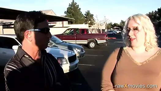 Şişman sarışın ağzına boşalmak istiyor