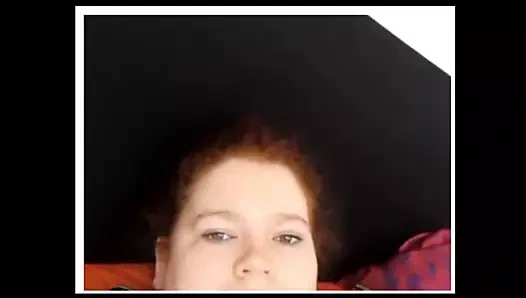 Rothaarige dicke Wixt sich vor der Webcam auf Chatrad