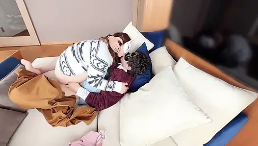 İlişkilik odasının kanepesinde tutkulu bir öpücük paylaşır ve derin aşklarını paylaşmak için seks yapmaya başlarlar.