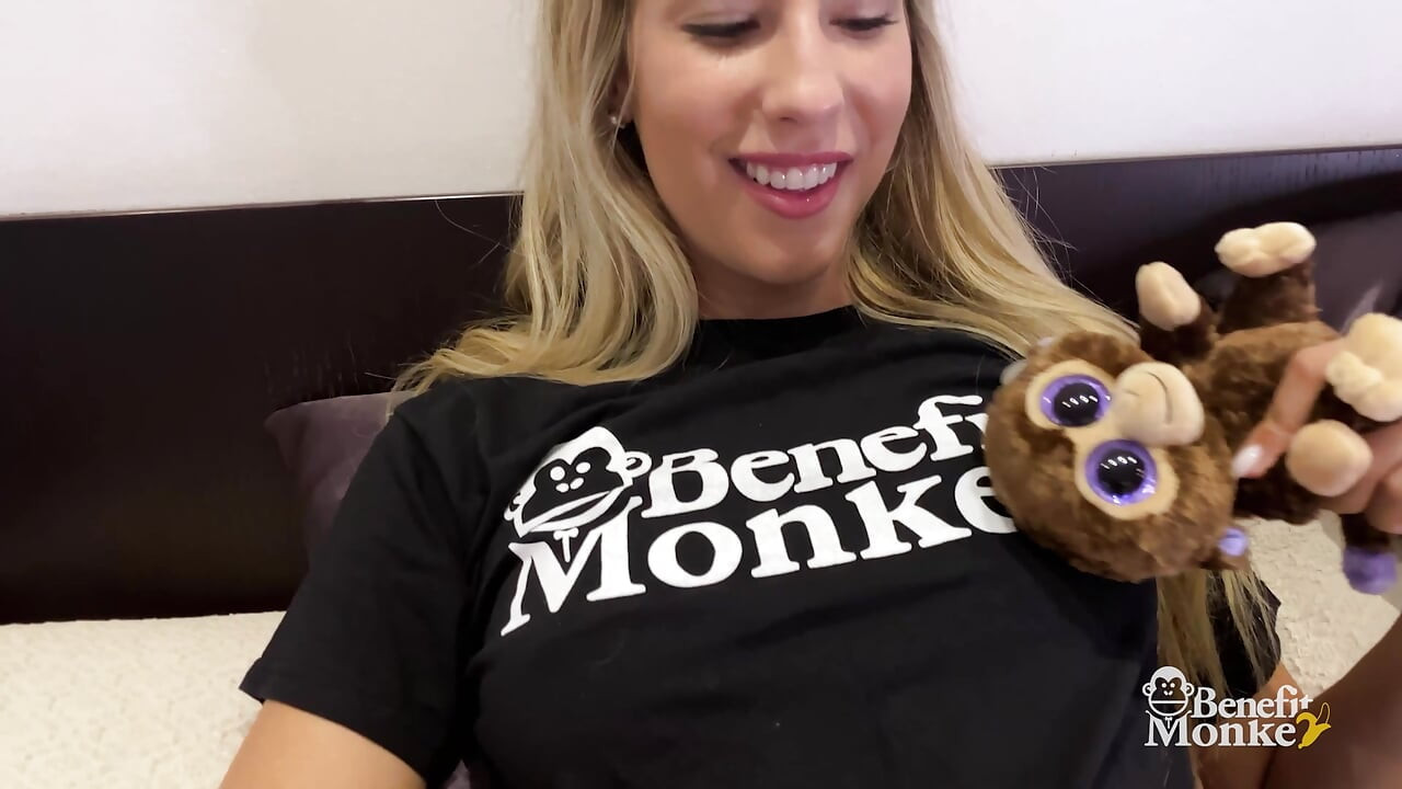 Kirli sarışın - Shona River yatakta oyuncaklarıyla oynarken sert boşalıyor - benefit monkey