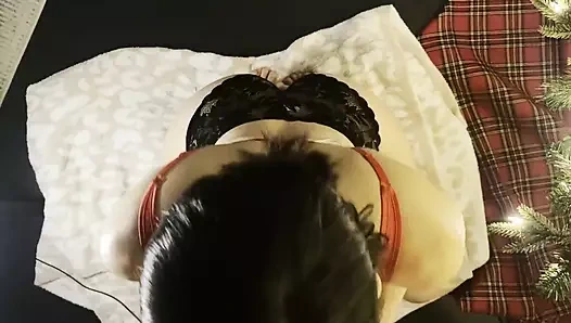 Noel Baba'nın küçük sürtüğü ağacın önünde Noel dölü alıyor