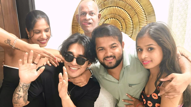 Индийская дези занимается групповом сексом в групповом гэнгбэнге с трахом от жесткого члена