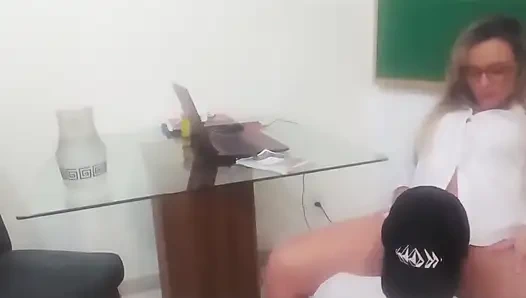 Yaramaz küçük öğrenci kuyruğumu yedi