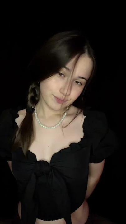 Okul kızı seksi bir video çekti