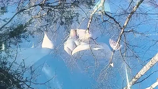 Yine yabancıların yaramaz sırıtışını izliyor