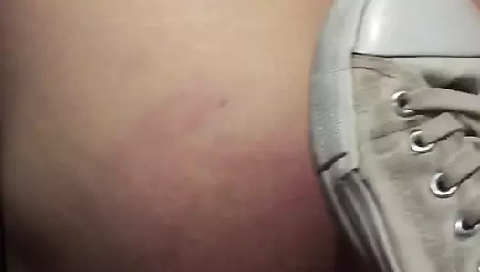 Femdom metresi kıçıma şaplak atmak yaramaz çocuk cezalandırıldı!