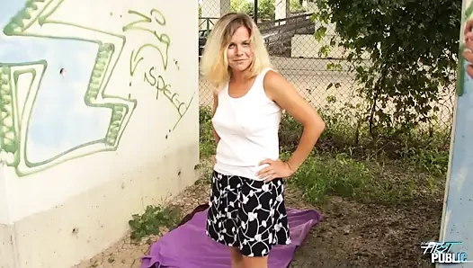 Orta yaşlı seksi kadın sarışın karışıklığı - michaela