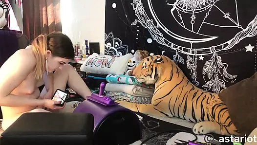 Sıcak esmer sürmek sybian ve verir kafa