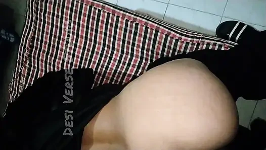 Hintli genç kadın domaltmalı amcık ve anal sikiş çok sert inliyor