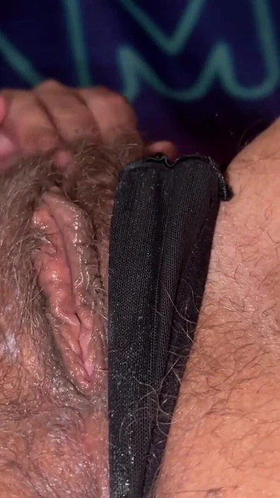 Çok kıllı bir amcık dildodan boşalıyor. Yakın çekim. | Klip 1