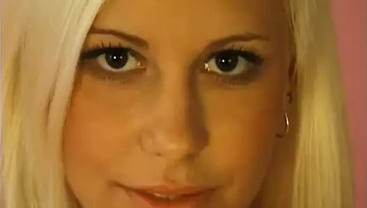 Lucie'nin ilk pornosu teşhirci bir sokak fahişesi