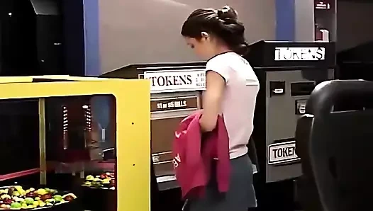 Sevimli genç kız Chloe 18 ebeveynlerinin arabasında mastürbasyon yapıyor