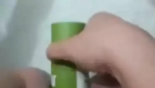 Tuhaf sokma: oda spreyi kutusu ile mastürbasyon