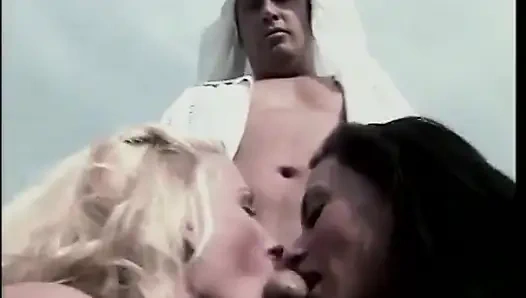 Elma götlü esmer kadın sert yarağa biniyor ve sulu amcığını yalıyor